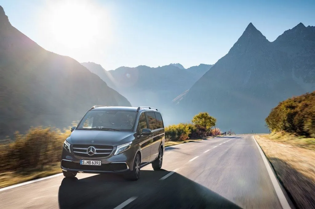 Mercedes G-Wagon im Schnee vor Chalet